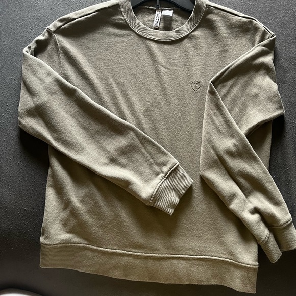 H&M Tops - H&M sweatshirt olive green size small